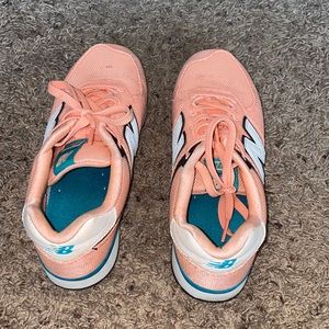 New Balance 574s peachy, light orange
